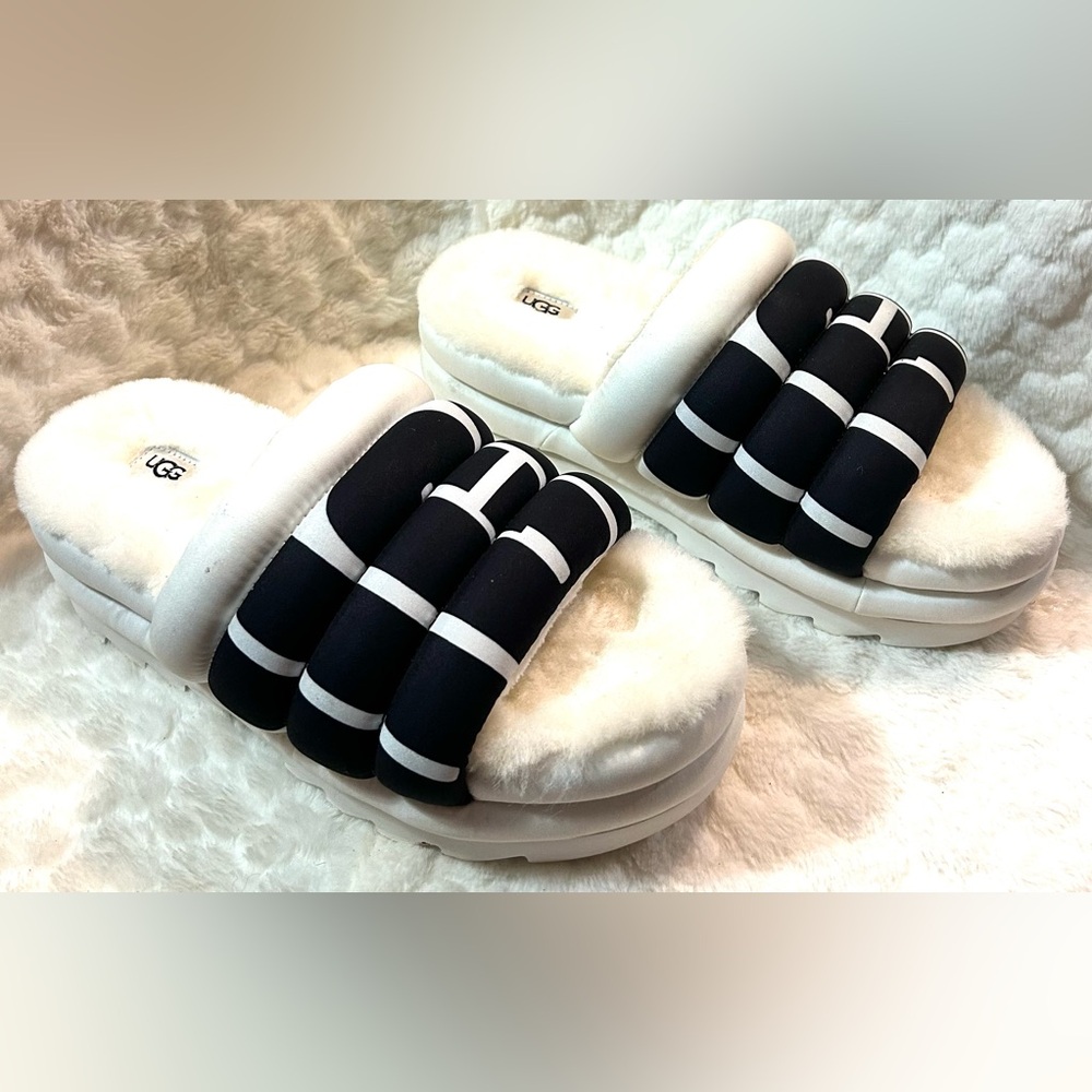 UGG Maxi slide LOGO chunky platform sandal  slip on women’s size 9